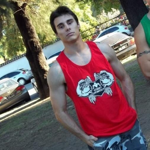 Christian García en 2013, con una musculosa roja de Street Workout