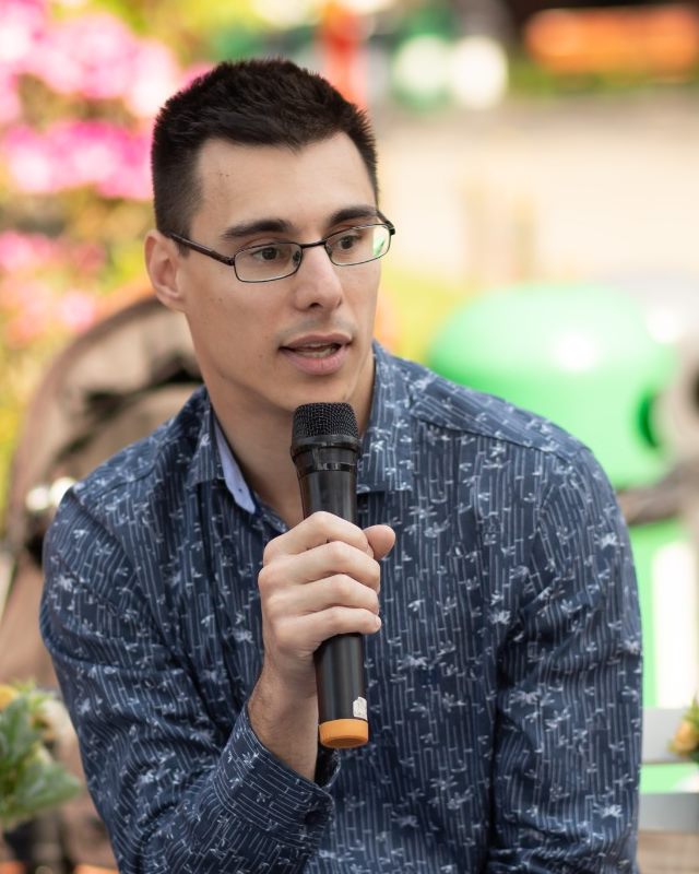 Christian García hablando con un micrófono
